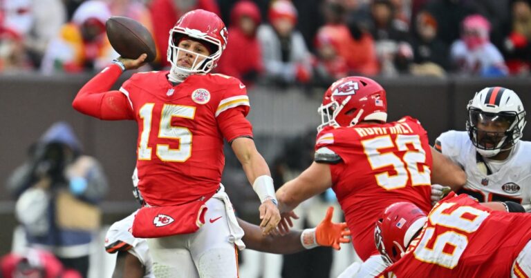 GettyImages 2190121300 Patrick Mahomes Limps Away From Chiefs vs. Browns Game with Ankle Injury