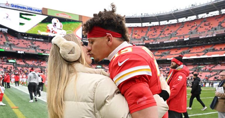 Pregnant Brittany Mahomes Is Cozy in Caramel at Chiefs Bengals Game 01 2024