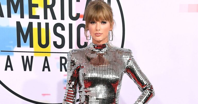 taylor swift amas silver dress